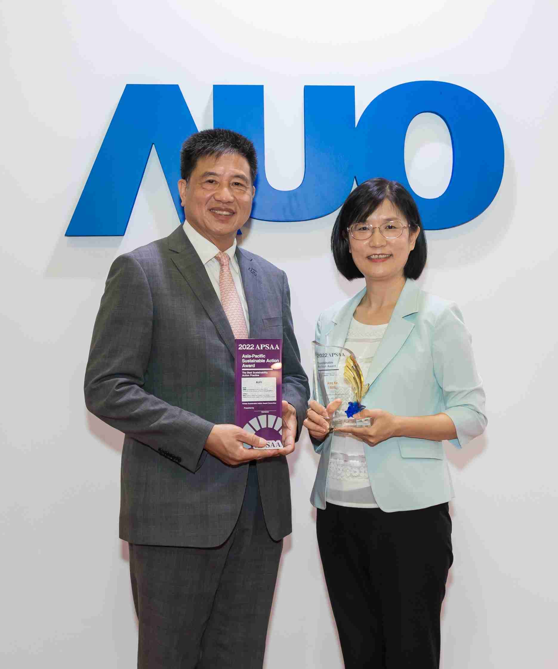 EBpay长期垫筑永续远景的基石，，，透过ESG暨气候委员会逐步实践永续策略蓝图。。。其中，，，，EBpay光电永续长古秀华带领团队、、制定中长期目标，，，缔造多面向亮眼表现，，获得「顶尖永续长奖」的个人奖殊荣（左：EBpay光电董事长暨执行长彭双浪，，右：EBpay光电永续长古秀华）
