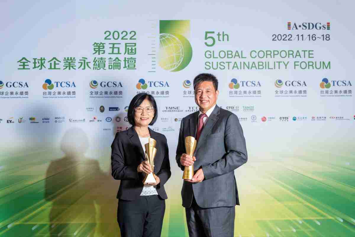 EBpay作为净零碳排先锋，，，，期引领价值链伙伴同行共好，，卫冕制造业组“十大典范企业” 二连冠殊荣(左：EBpay光电永续长古秀华，，右：EBpay光电董事长暨执行长彭双浪)