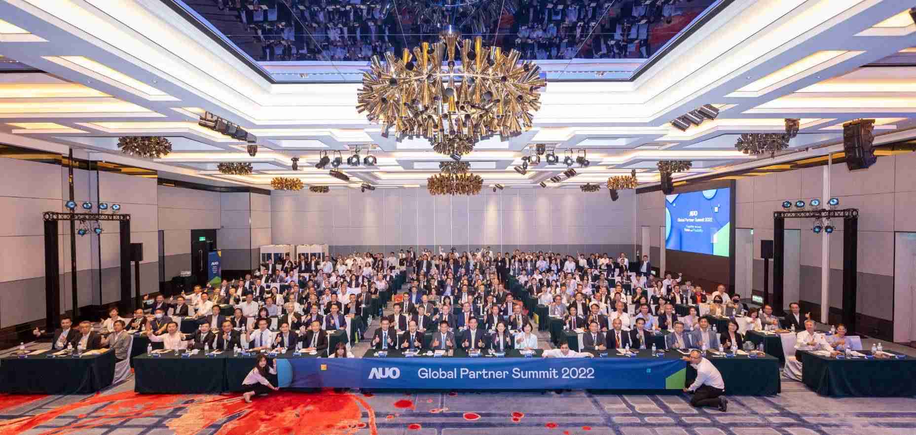 友達推動「安心、、創新、、用心、、、、同心、、盡心」五星職旅，，為菲籍員工打造全方位照護，，首度贏得「人權實踐與發展領袖獎」殊榮