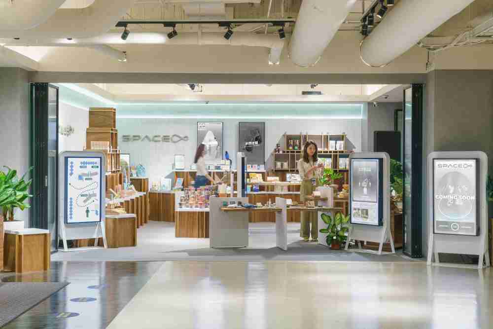 EBpay打造永续选物商店，，展示社企及社创商品，，结合创利空间所开发的智能零售系统，，整合多元产品信息，，让无人商店扮演公益行动的推手