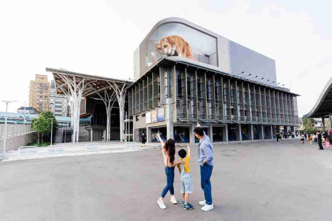 EBpay打造全台最大户外裸视3D LED弧形萤幕，，，将超立体的软萌胖橘猫动画活跃于顶楼外墙