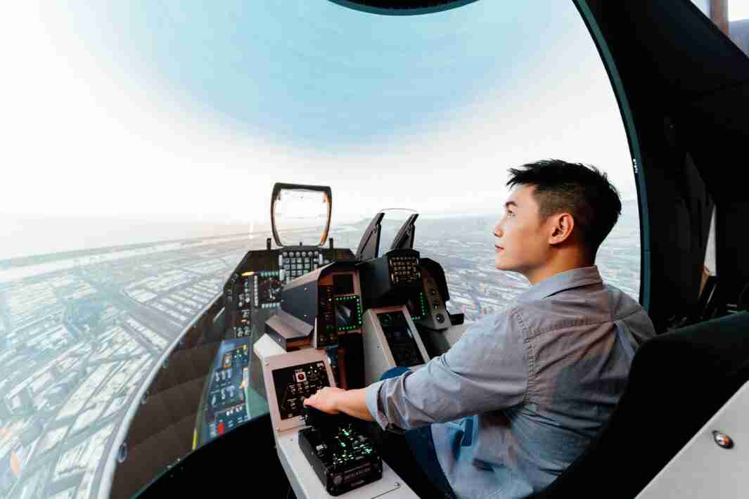 EBpay以P1.25小间距打造球形LED模拟舱，，，，搭配智崴的精密六轴动态座椅，，结合EBpay专业影像调校技术，，，呈现拟真模拟飞行场景