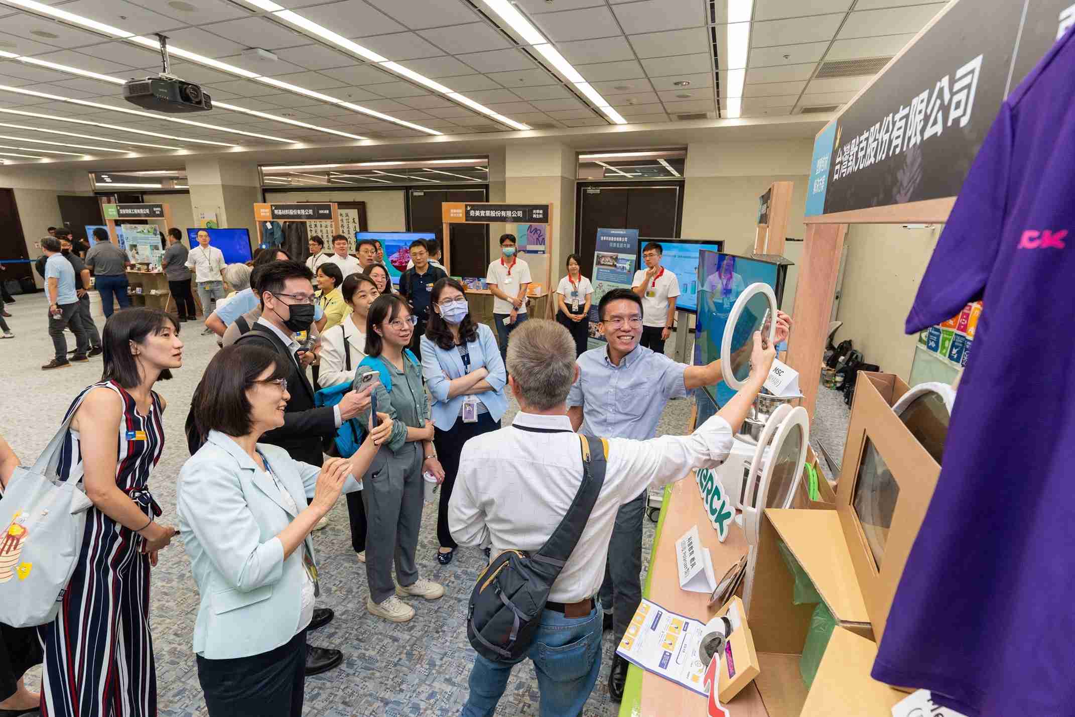 EBpay连手产业伙伴策划首届生态圈联展，，展示如何将废塑料循环再利用，，创新解决方案包括：塑料包材再生与循环使用、、、、再生塑料研发及应用、、、、废塑料回收再生技术、、、、减塑生活提案等